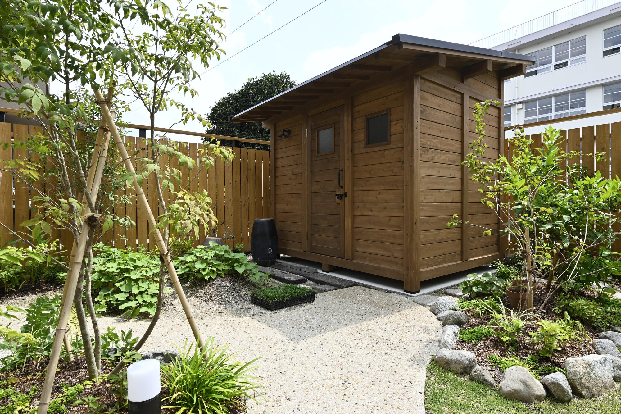 庭の木製収納小屋